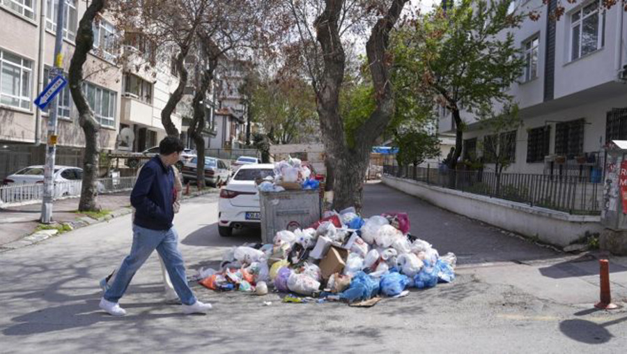 Çankaya'da sokaklar çöp yığını