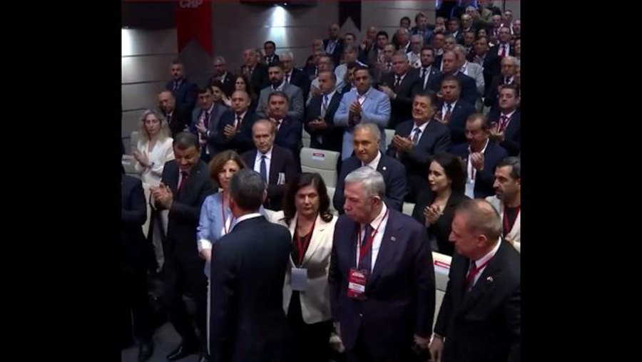 Özgür Özel Çerçioğlu'nun elini bile sıkmamış!