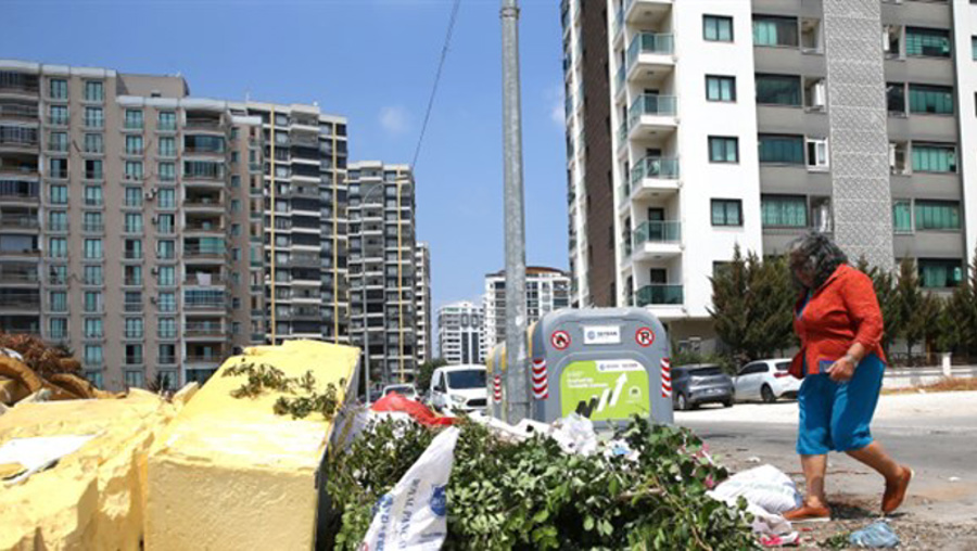Adana'da vatandaşlar isyan etti: Evlerimizden böcek çıkıyor