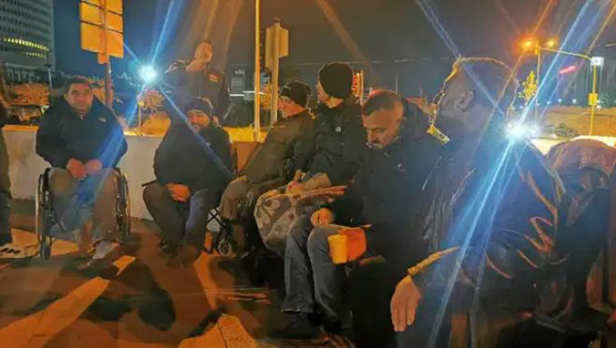 Gazi eski askerler özlük hakları için Bakanlık önünde nöbette