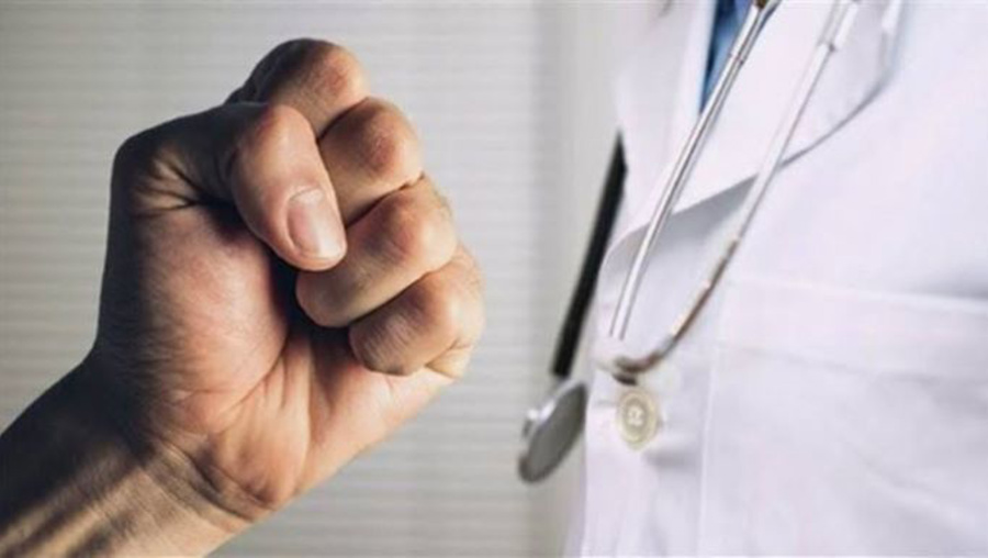 Doktoru darbedip bıçakla tehdit eden şüpheli aranıyor