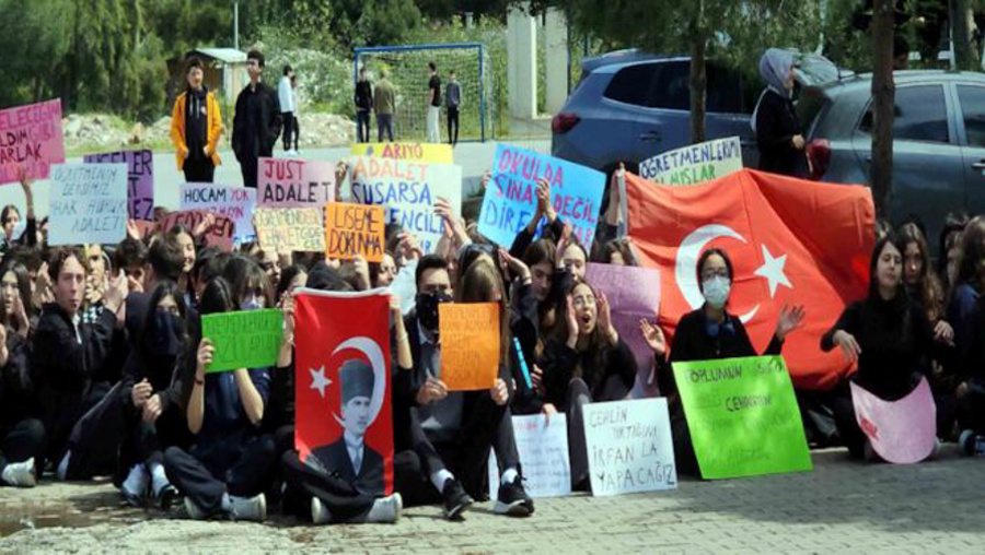 Öğretmenlerini savunan 65 öğrenci disiplinlik oldu