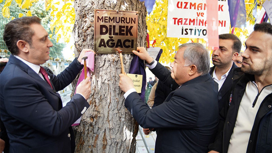 Memurun ve Emeklinin Çığlığı Bakanlık Kapısına Asıldı