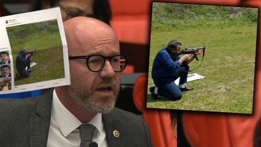 İlçe Milli Eğitim Müdüründen makineli tüfekli poz