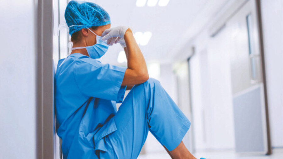 Doktora muayene odasında yumruklu saldırı