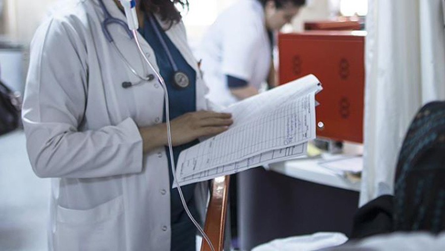 Hastadan bıçak parası alırken yakalanan doktor ve hemşireye dava