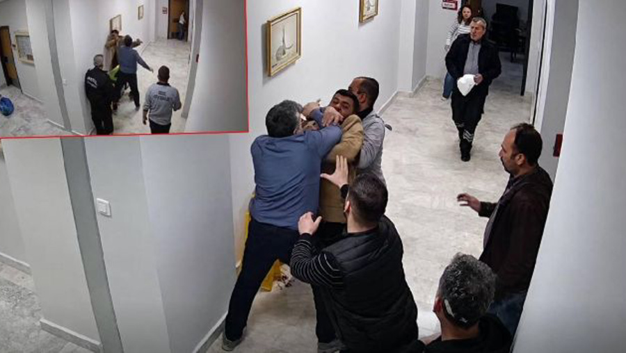 Hastane müdürünün personele dayağı kamerada