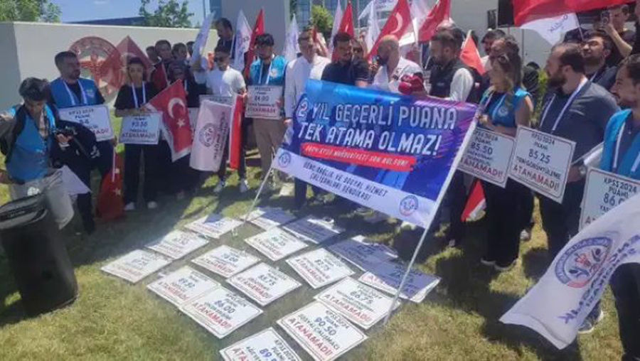 Boyunlarına astıkları KPSS puanlarıyla atama talep ettiler