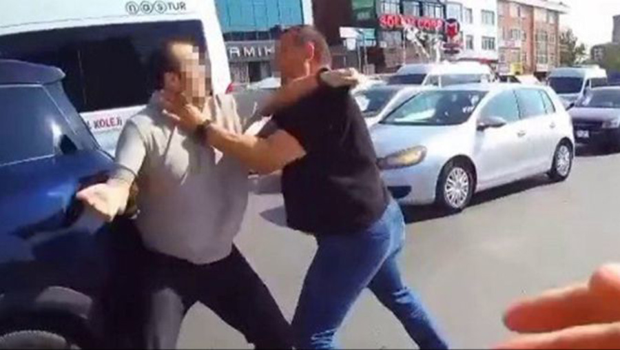 Arabadan inen yandı